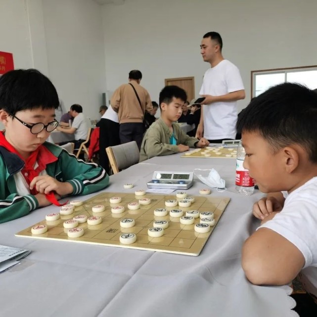 期间,学校组建了中国象棋队,拓展了活动内容,也丰富了学生的校园生活.