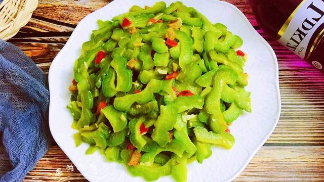 川味干煸苦瓜的家常做法清热解暑健康美味小朋友都喜欢吃