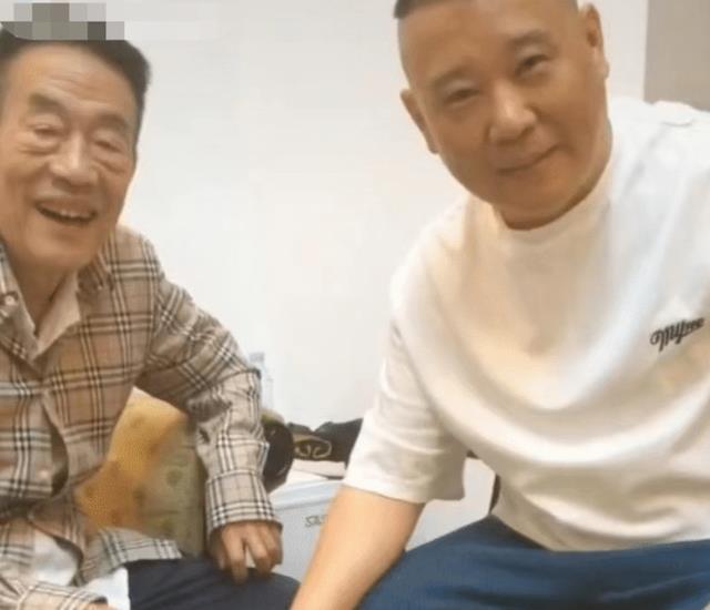 郭德纲近照曝光现身杨少华家给老爷子送西瓜引热议