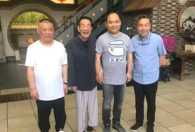 郭德纲独自探望90岁杨少华低头弯腰态度谦卑杨议只剩吞云吐雾