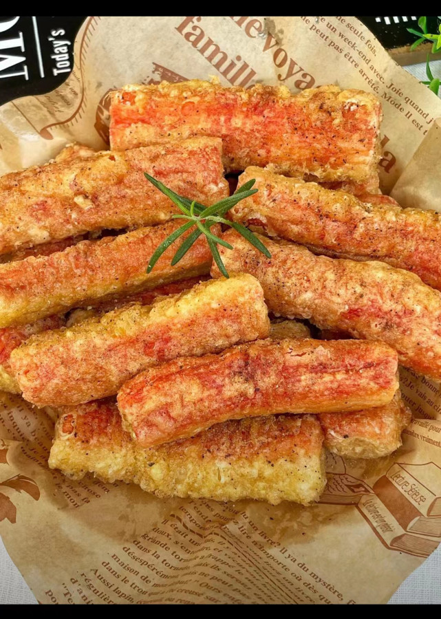 香酥炸蟹棒来喽～超级的简单特别香～可以给家人做起来吧!