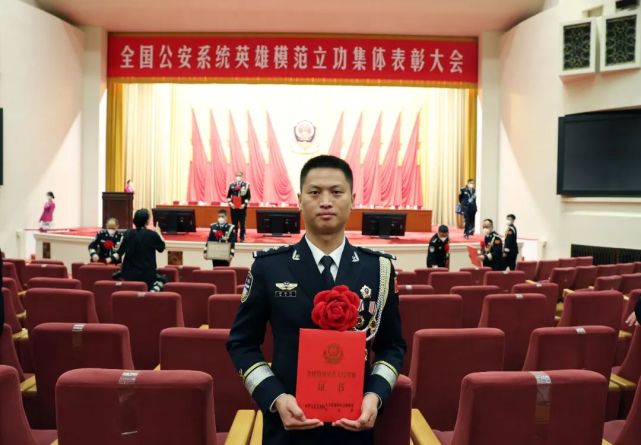男子持刀来到酒吧,民警上班途中将其"智服|菜刀|柳州公安处|苏亚伟