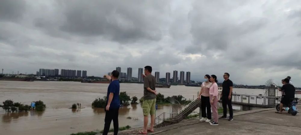 西南街道人大工委副主任邓广贤,西南市监所所长罗永亮率工作组到青岐