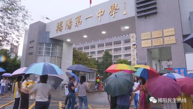 高考圆满收官，这一幕幕好暖！_腾讯新闻