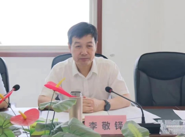 近日,李敬铎副主席陪同南阳市政协张富治主席,深入南阳市输变电装备