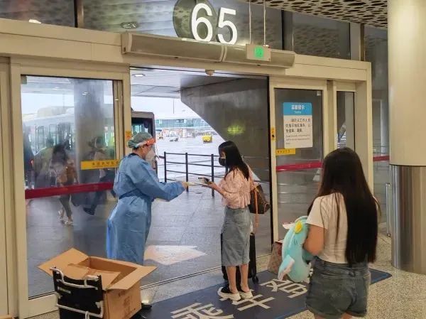 6月8日17:12,东航mu5346航班搭载75名旅客,从深圳宝安机场飞往上海