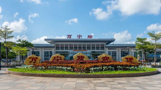 乘坐环岛高铁在万宁站下车,避开三亚大热门景点,你将成为这里最亮的仔