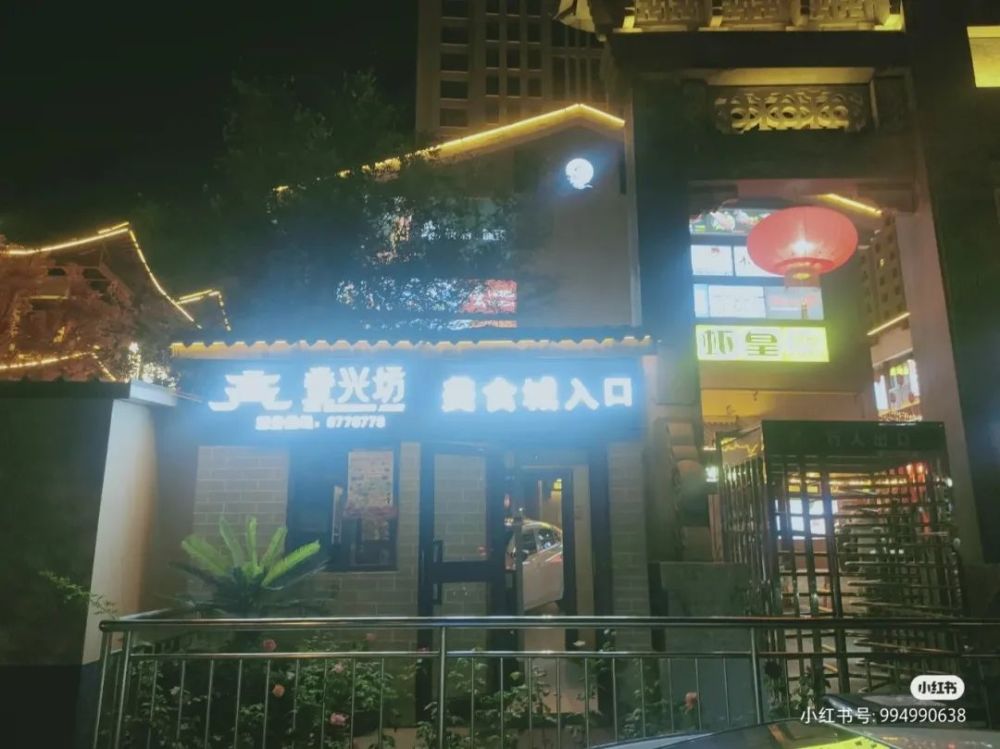 街这样古风古色的街市外,还有一个夜市可以跟它相媲美—壹兴街夜市