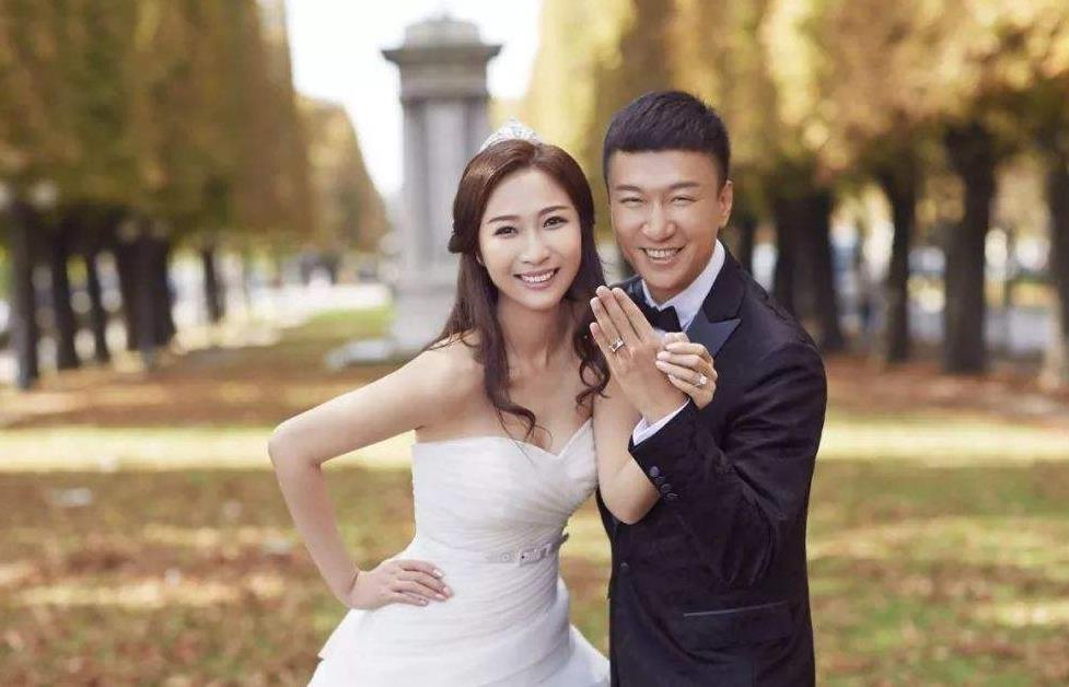 孙红雷携妻女外出4岁女儿乖巧跟在身后继承母亲王骏迪高颜值