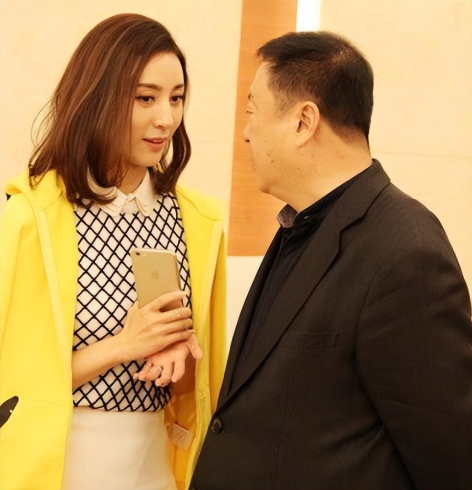 他们之间相差了近30岁,周庭伊不论是名气还是地位都不如尤小刚两位