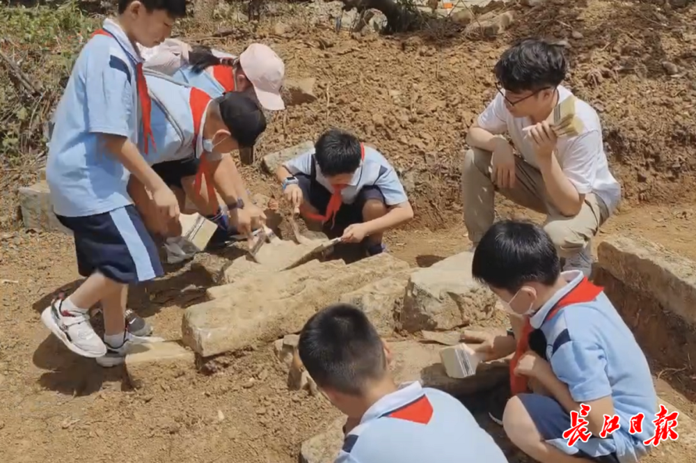 在宋贝,张剑,曹继文等考古队员的指导下,小学生先