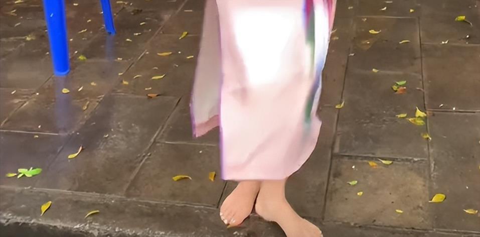 李勒优高考结束晋妈光脚走在雨里去接她崔晋校门口送向日葵