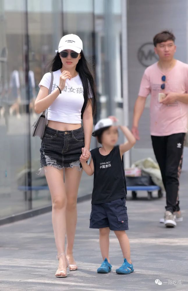 街拍性感辣妈上街遛娃