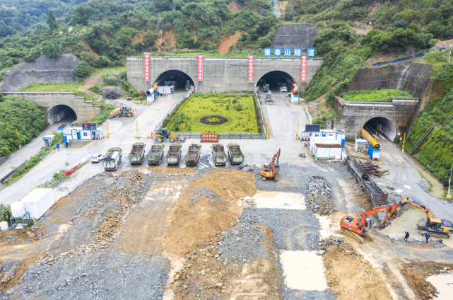 69亿元,标段起于董奉山隧道中部,沿福州新区规划东南快速通道走廊向西