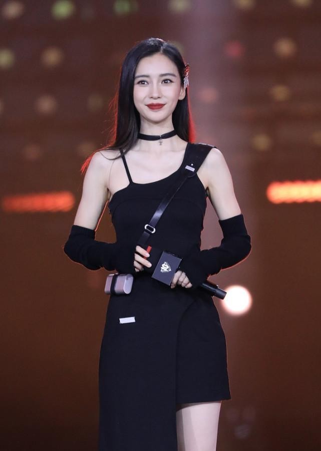 杨颖的精修图太美了,穿着黑色单肩短裙很有嘻哈范儿,好飒爽