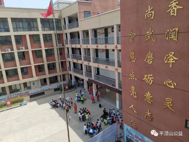 平顶山市义工联合会蓝天救援队的救援队到新城区梅园路小学开展青苗