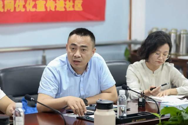 10路车队长谈斌斌安排驾驶员和乘客委员会在一楼会议室进行会谈.