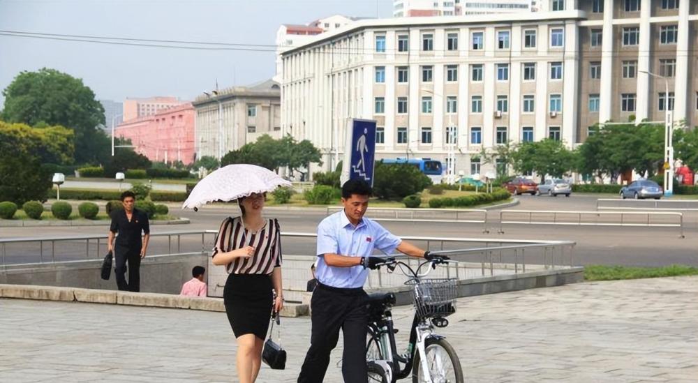 朝鲜观察直击平壤街头年轻时髦的姑娘