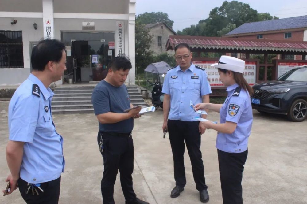 6月10日,湘阴县公安局交警大队总支副书记,教导员张亚伟带领总支成员