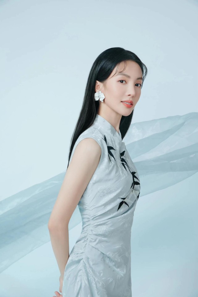 金晨穿的这件旗袍衣身带有同色暗纹,复古又高级,这样低调的设计给人一