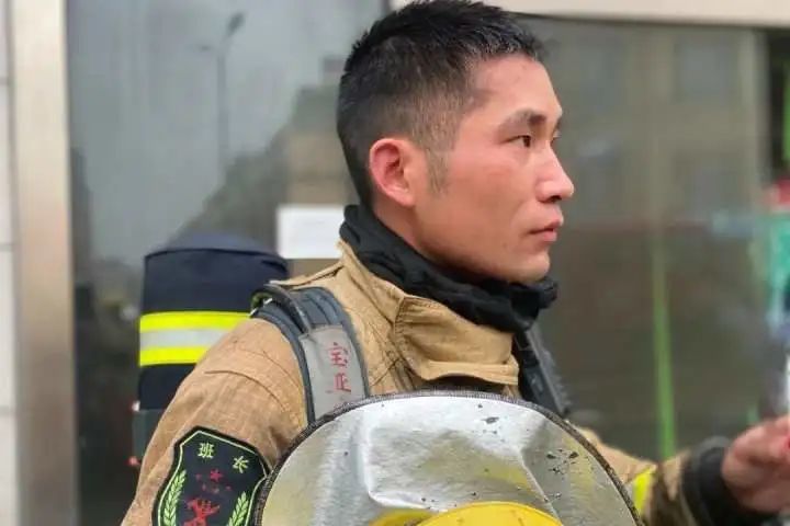 含泪送别救火英雄一路走好