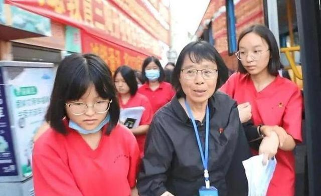 此时我们张桂梅老师以支教老师的身份前往孩子受教育