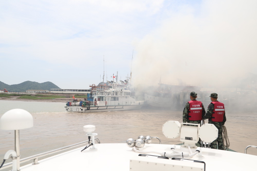 浙江台州海警局成功处置一起渔船起火事故