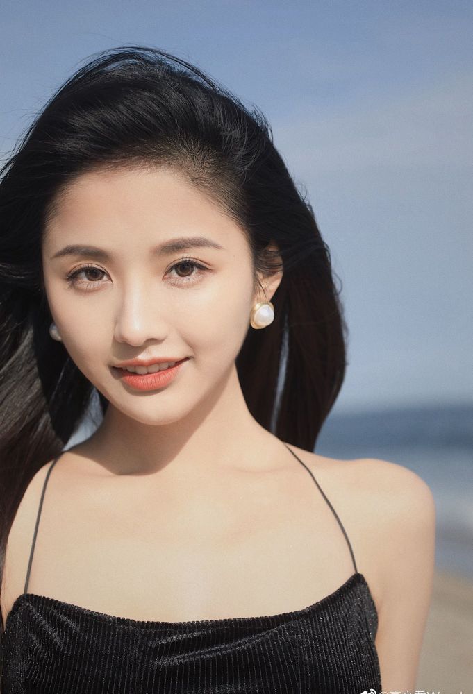 高文君黑色吊带裙海边性感写真