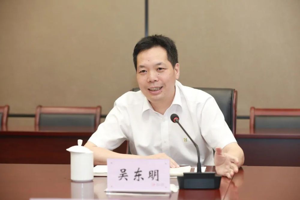 吴东明讲述了杭钢集团"三次创业"的发展历程,并对集团转型后的战略
