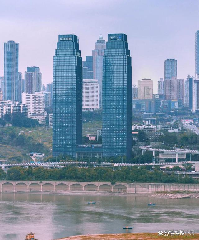 都说时代峰峻人来人往,最不缺的就是故事和经历,最缺的是结局