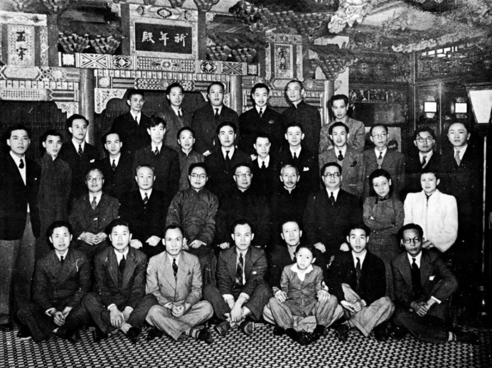 1939年春节,胡政之(二排左四,张季鸾(二排左五)与港馆同人合影.