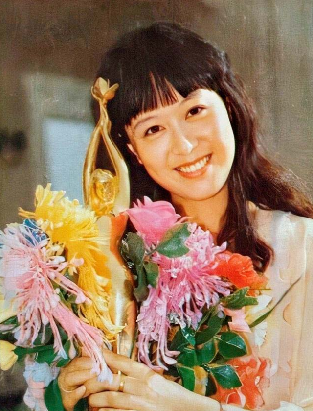 演员吴玉芳,嫁"乒乓王子"江嘉良恩爱34年,2个女儿貌美如花