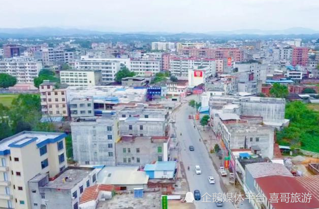 隶属于广西壮族自治区玉林市博白县,地处博白县南端,东接大坝镇,东南