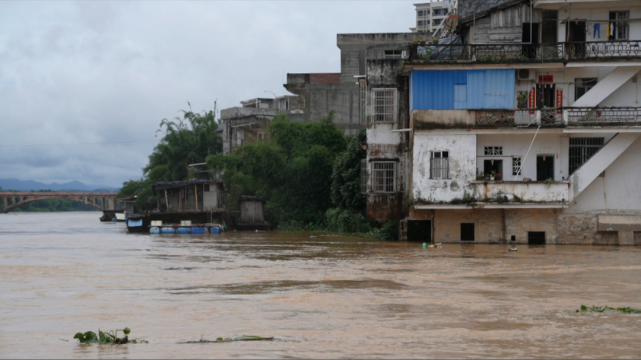 东方二路县建大楼下部分地方"水浸街△封开县融媒体中心摄于南丰镇