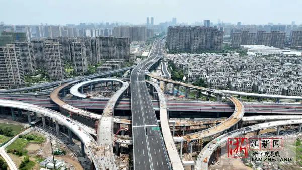 高架桥与地面道路通过两对半平行匝道进行交通转换,其中金城路交叉口