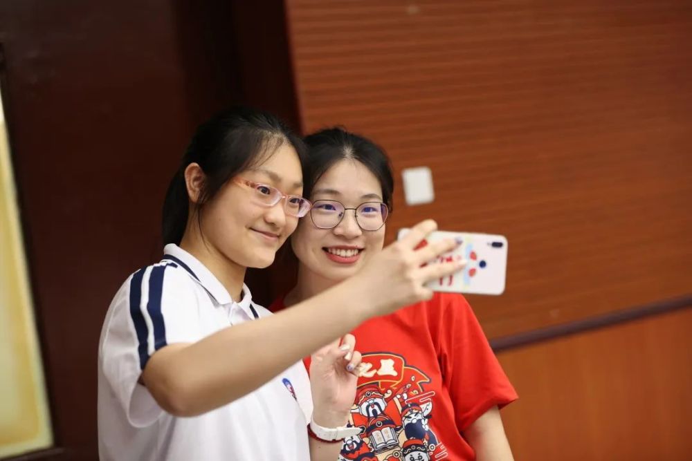 欢呼拥抱流泪刚刚晋江一中师生们