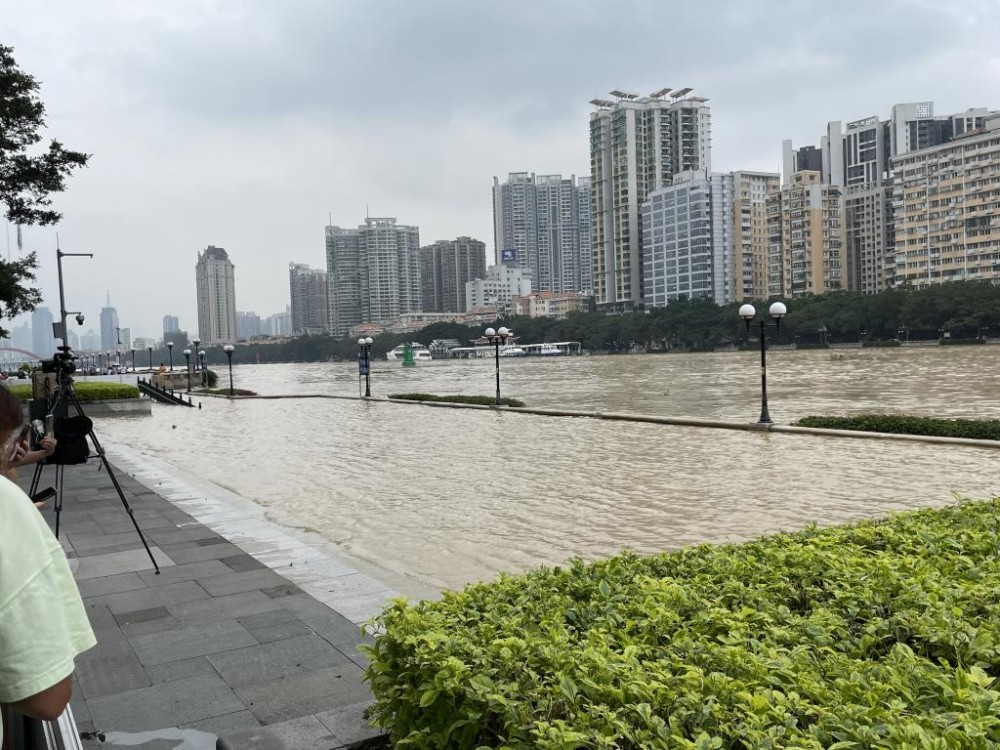 珠江出现近年来最高潮位江边亲水平台已淹没