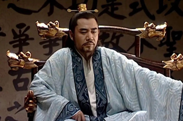 徐阶就这样眼睁睁看着自己的老师,被严嵩拉下首辅之位,自己做了上去