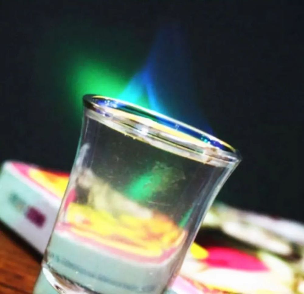 火烧法=不靠谱这种方法有一定的科学道理,但是现在很多白酒需要加水降