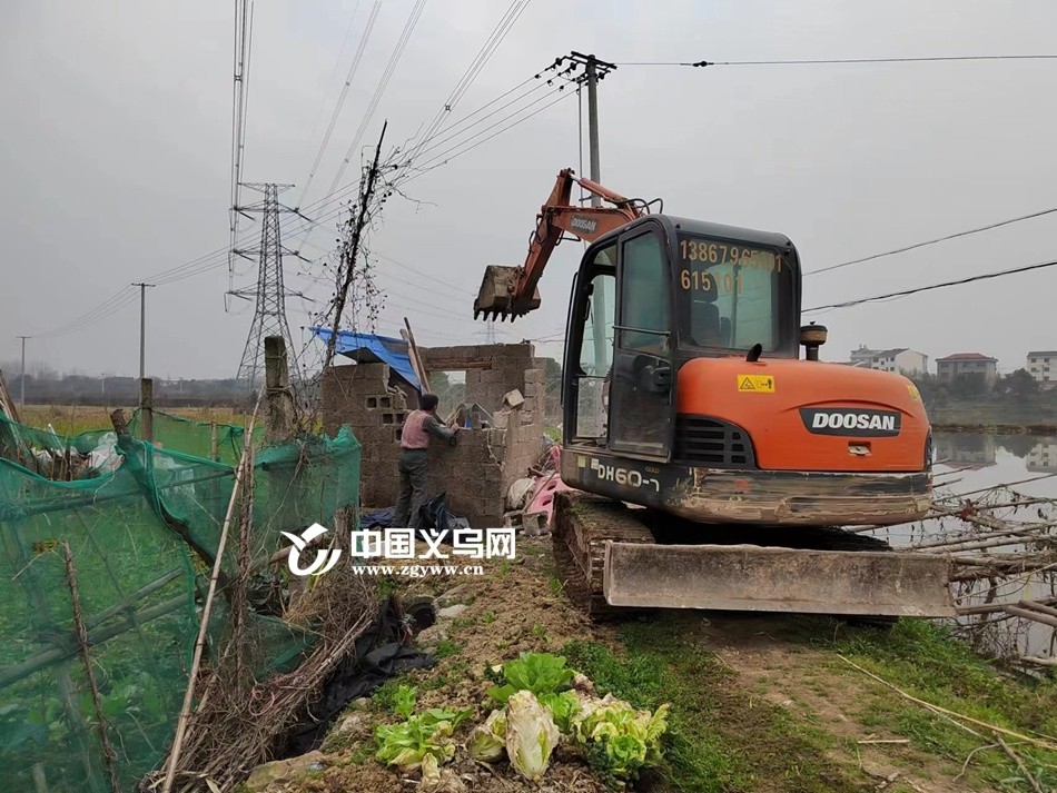 在巡查过程中发现,g235国道上溪与金华傅村交界处,田间堆满土堆烂叶