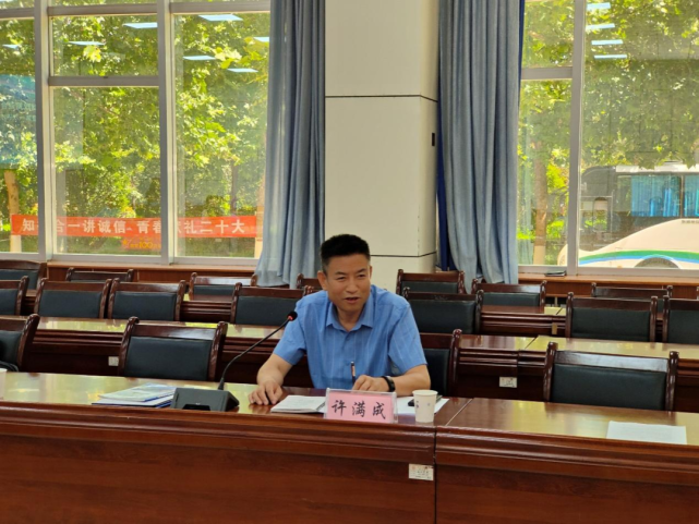 原宝鸡市金台区列电中学校长许满成指出,新时代的课堂教学要以知识