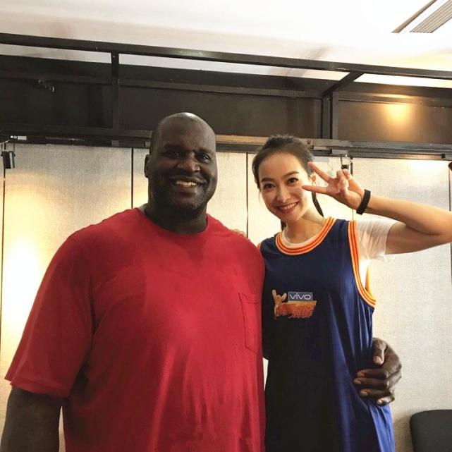 如今胡子花白,身体也发福了达到了400多斤,但是奥尼尔依然魅力不减