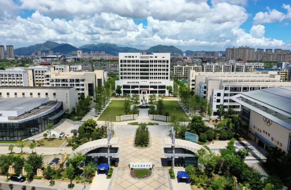 龙港中学新生报到通告