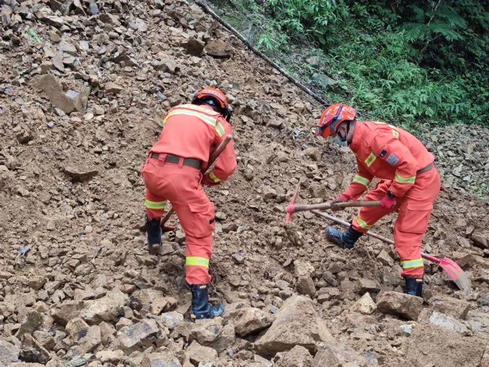 福建武夷山多日强降雨引发塌方森林消防紧急出动抢险救援