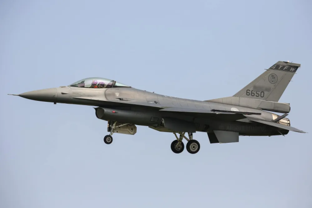 接替f16a 台军6架f16v前往美军基地受训