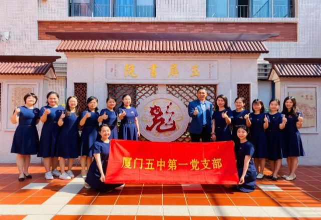 党支部为2022届学子送祝福七星聚"魁"——副校长陈宣雄枝上新绿压旧干