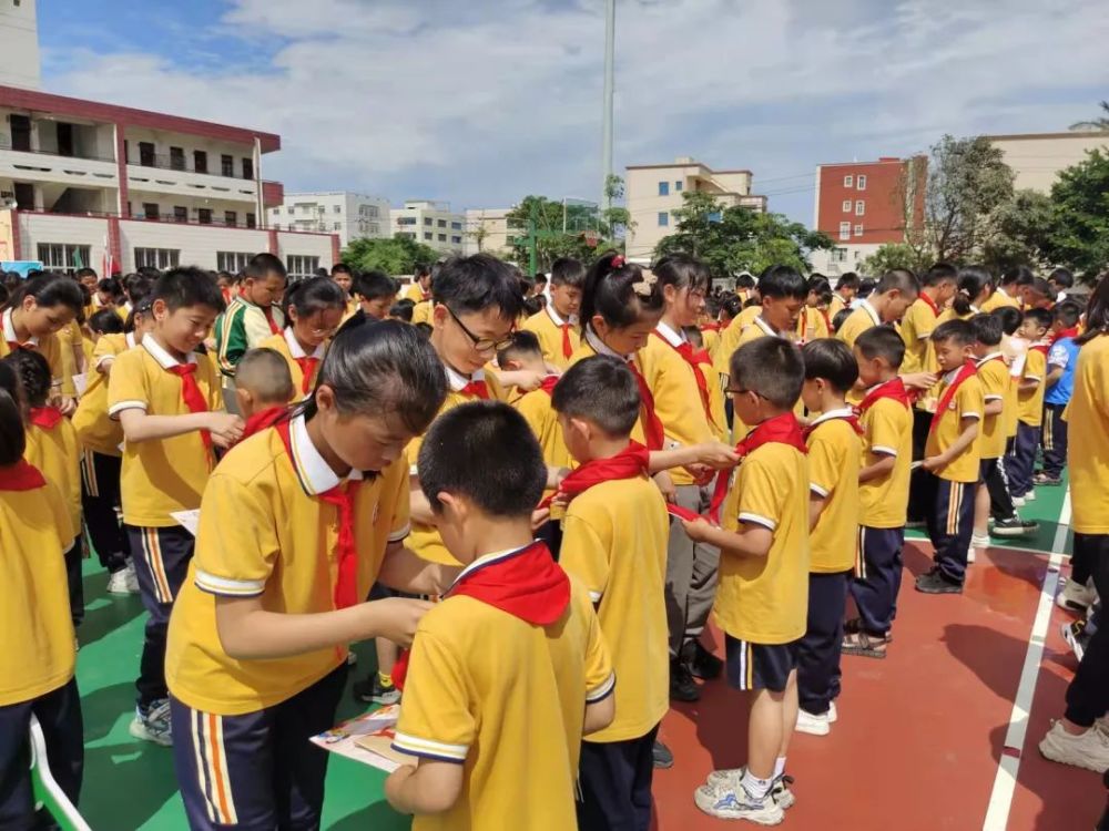 6月1日,惠安县净峰中心小学举行少先队入队仪式,新发展少先队员270名.