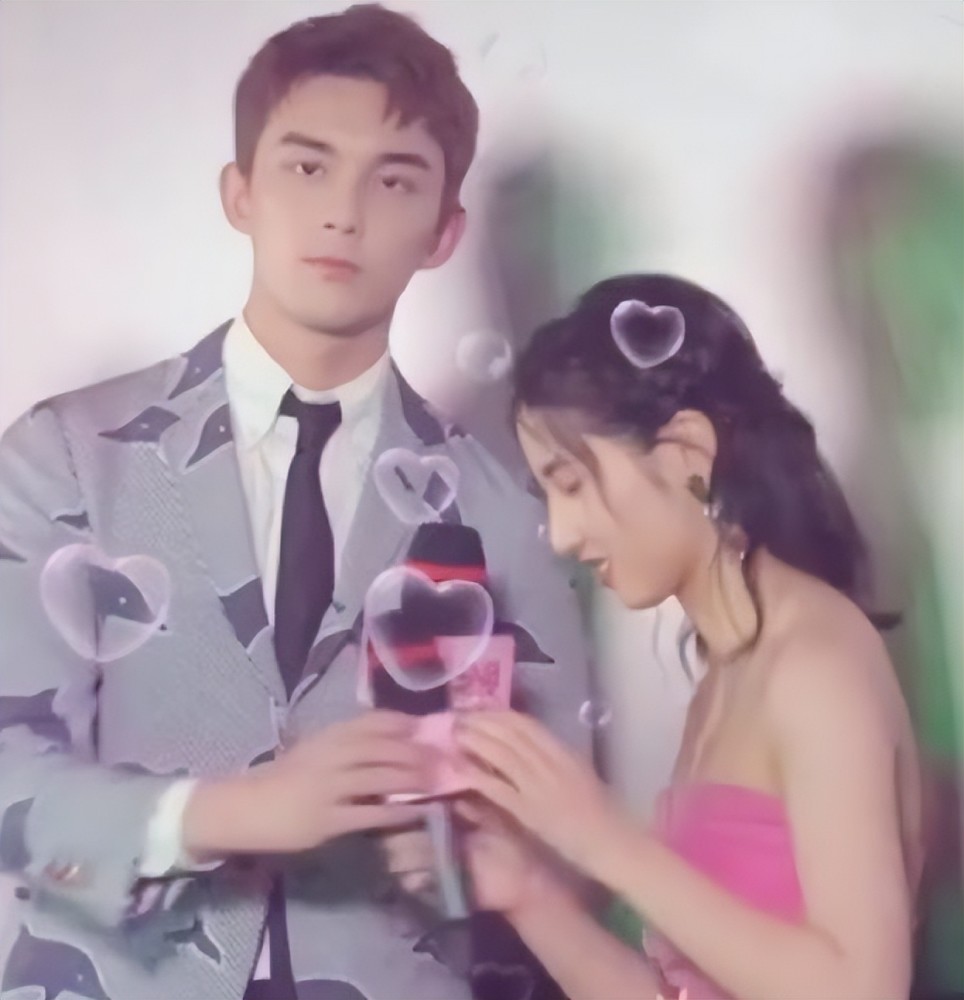 一旁的吴磊,不仅一直温柔的望着妹妹,还在对方发来眼神救助时主动救场