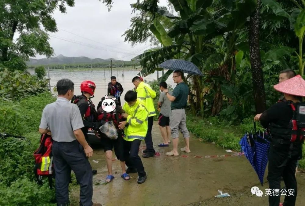 14日下午,位于英德市沙口镇某村河段岸边有三名男子不慎掉落河中,急需