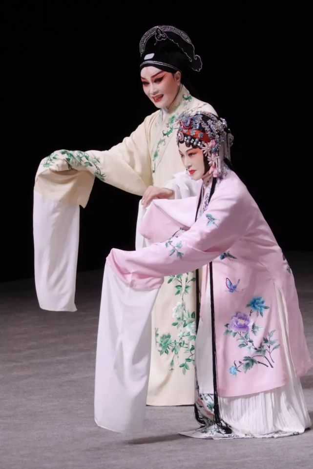 甄姬的限定皮肤是"游园惊梦",这款皮肤灵感来源于昆曲《牡丹亭》,在